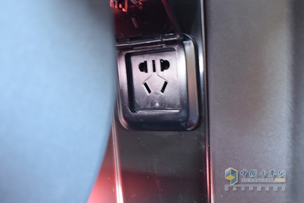 副驾座椅后和mini厨房侧面各有一个220V电源插口